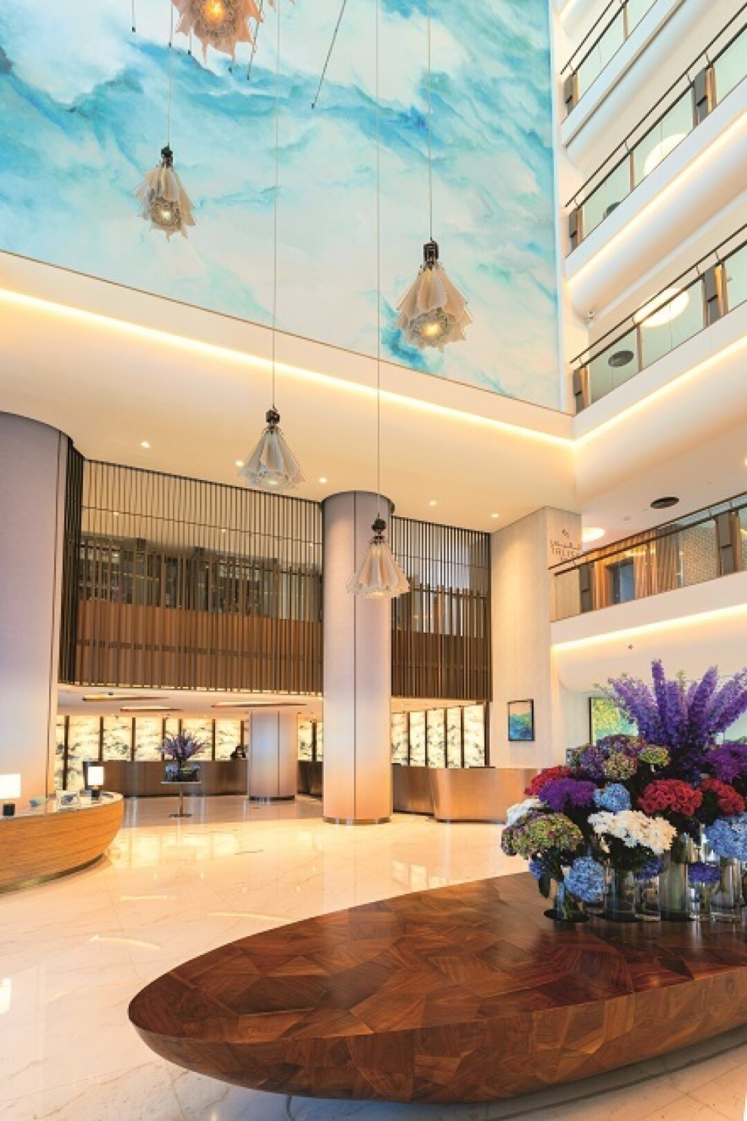 Волны в лобби отеля мимикрируют под приливы и отливы Персидского залива