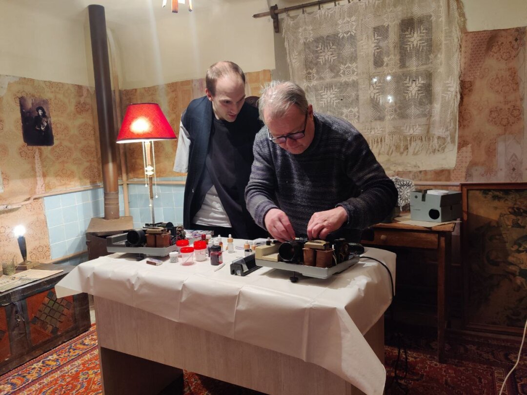 Павел Печёнкин показывает Владу Кричфалушему технологию создания слайд-фильма