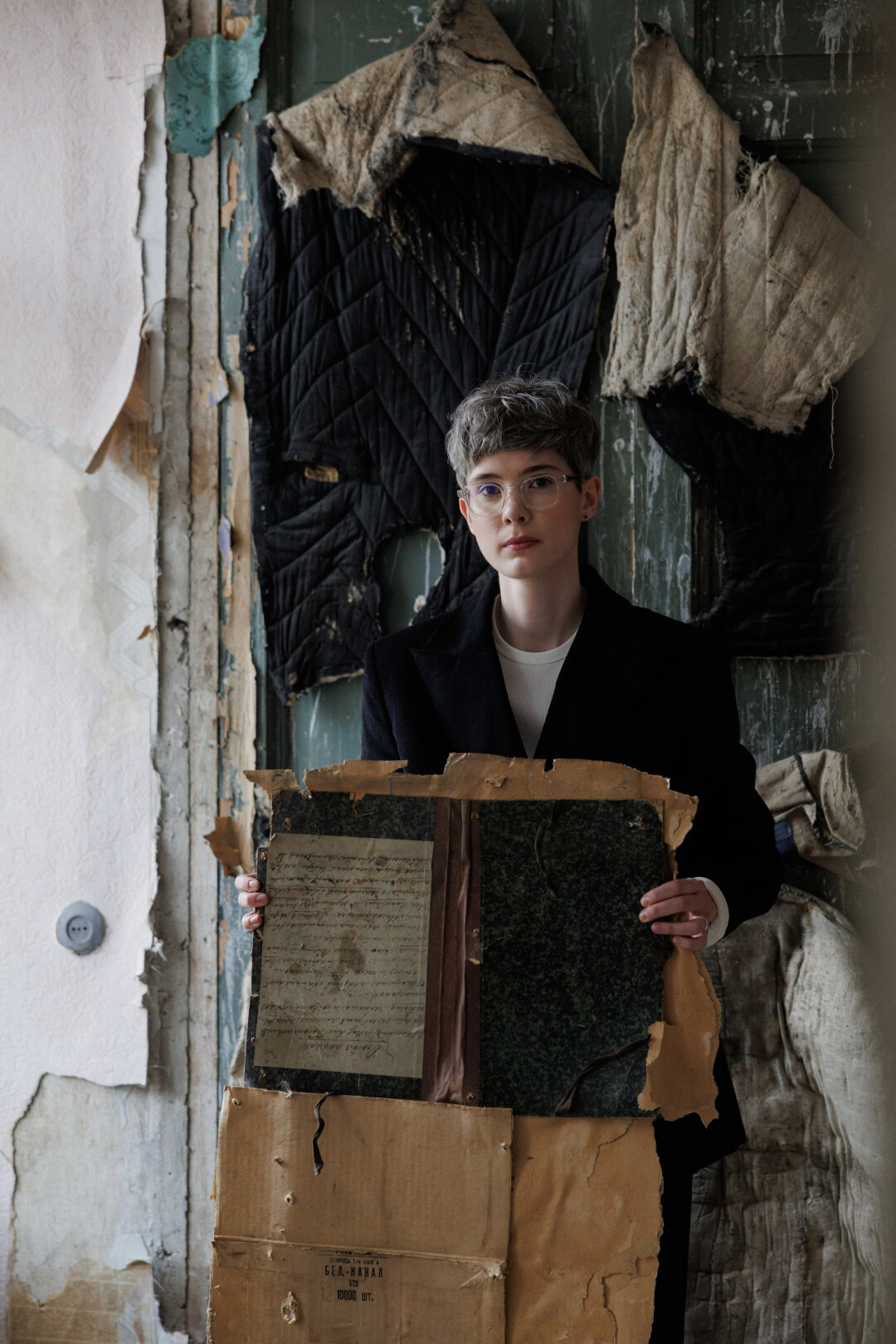 Юлия Сенина с первыми находками в квартире Введенского