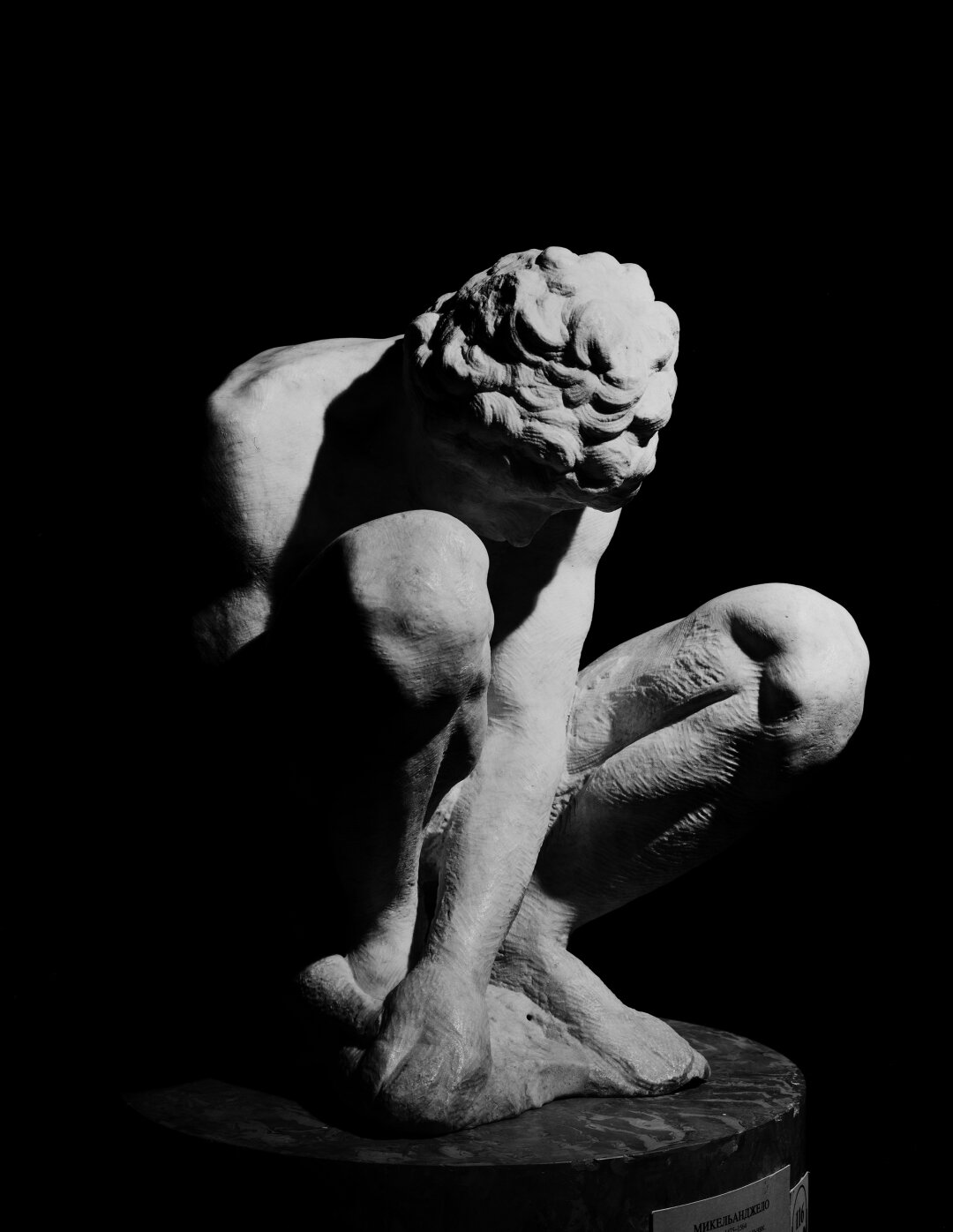 Микеланджело Буонарроти. "Скорчившийся мальчик". Около 1530−1534 гг. Государственный Эрмитаж, 2025 год