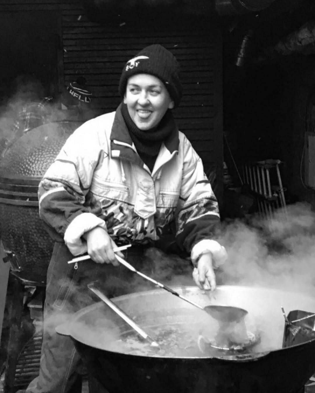 Сама Аля Тютикова на традиционном бранче во дворе Smoky Dog