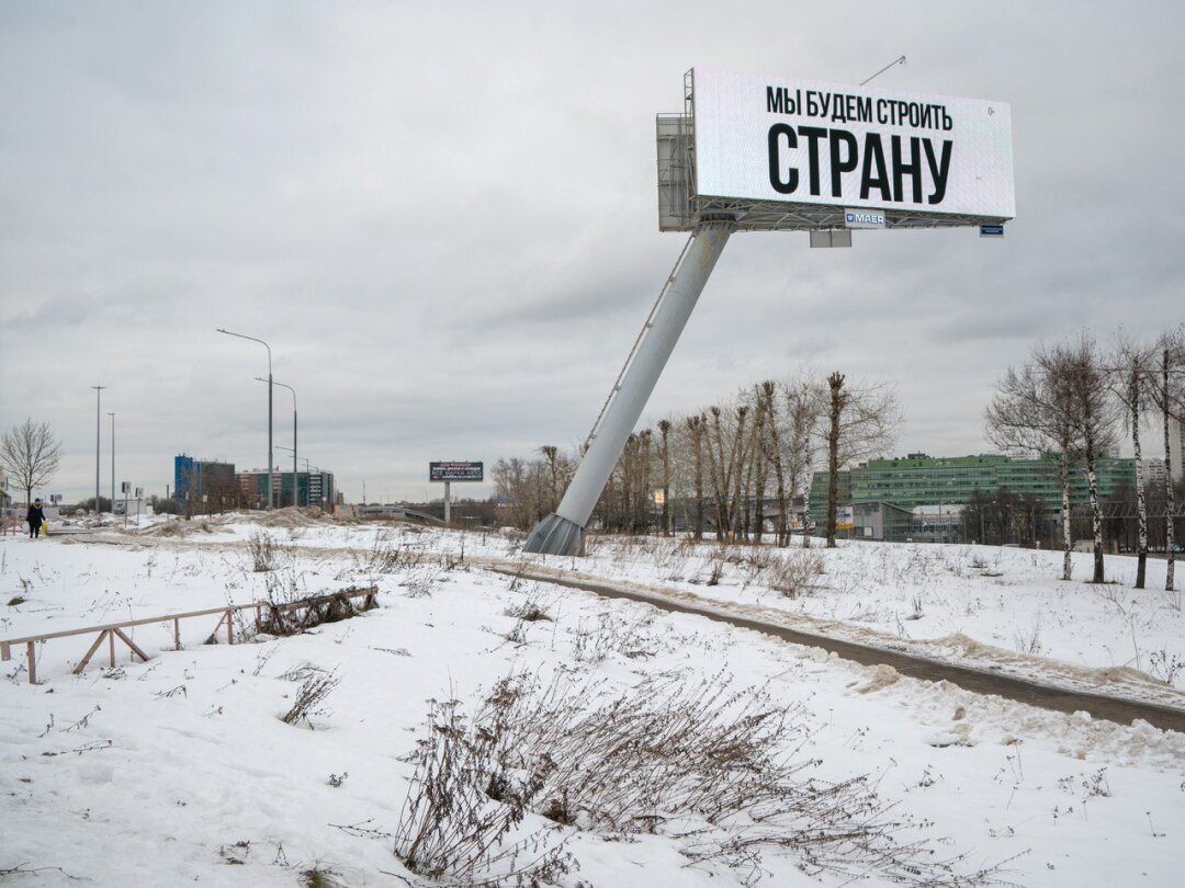 Выставка «Здесь что-то происходит»,