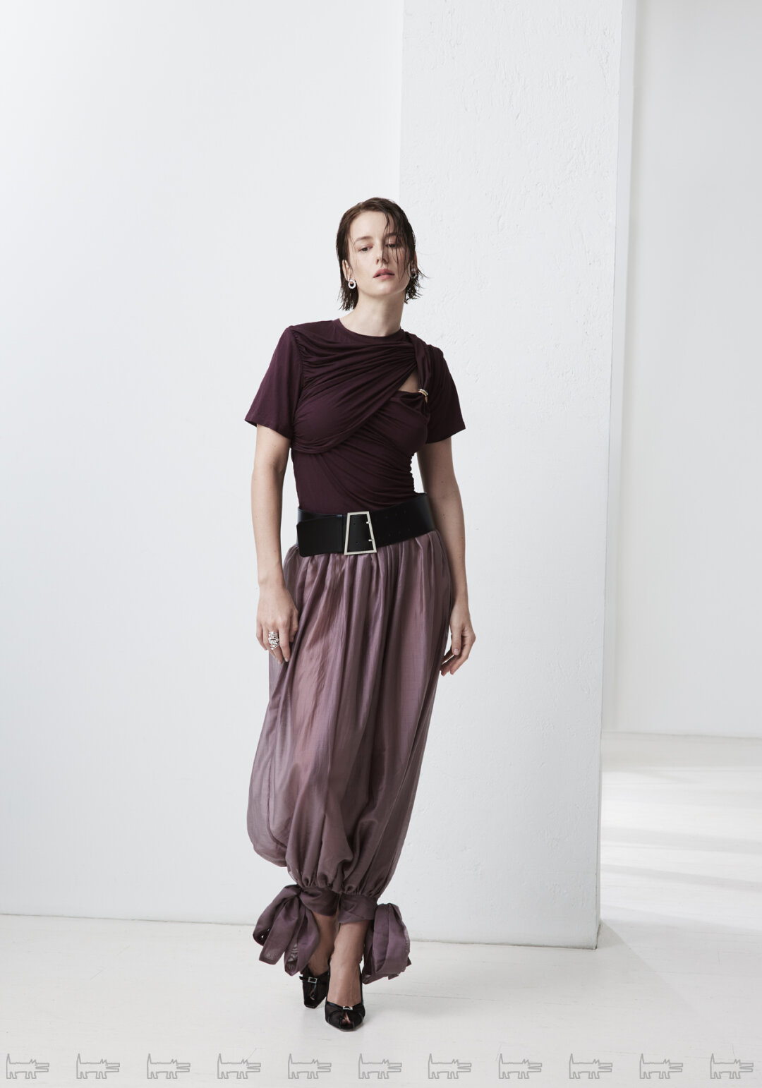 На Ирине: серьги и кольца MIUZ DIAMONDS, топ и брюки SAY NO MORE, ремень TRUSSARDI (Lamoda) обувь LE SILLA (ЦУМ)