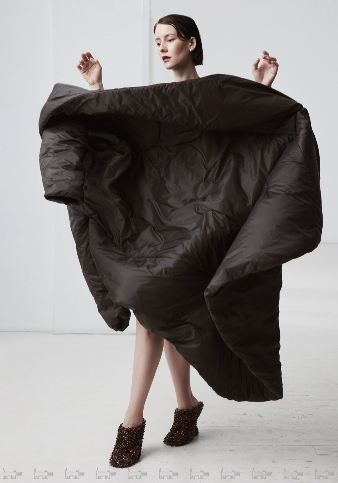 На Ирине: серьги MIUZ DIAMONDS, пальто AGREEG, обувь DRIES VAN NOTEN (ЦУМ)