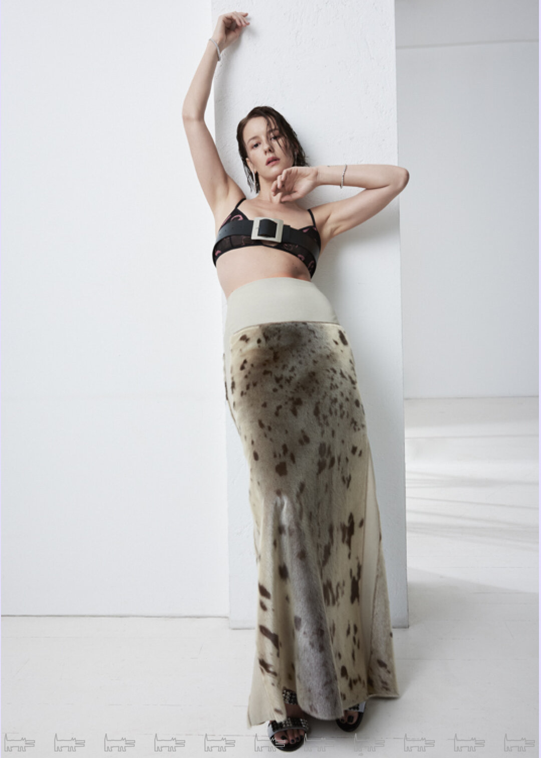 На Ирине: серьги и браслеты MIUZ DIAMONDS, топ NENSI DOJAKA (ЦУМ), ремень TRUSSARDI, юбка VICTORIA ANDREYANOVA, обувь LIU JO (Lamoda)