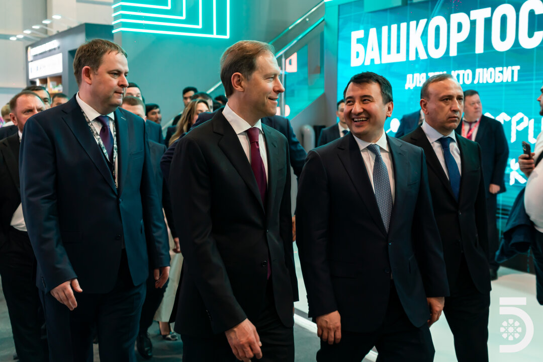 Первый заместитель председателя правительства РФ Денис Мантуров и заместитель премьер-министра Республики Узбекистан Джамшид Ходжаев