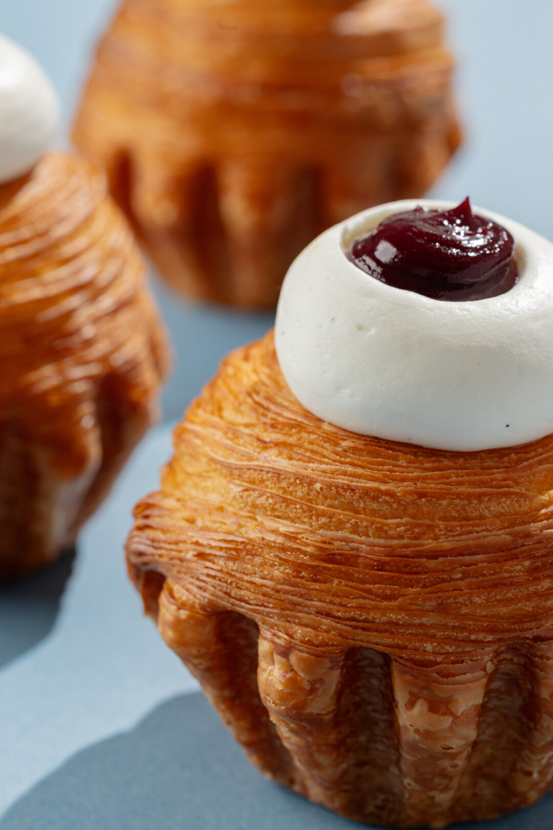 Краффин с заварным кремом и смородиной