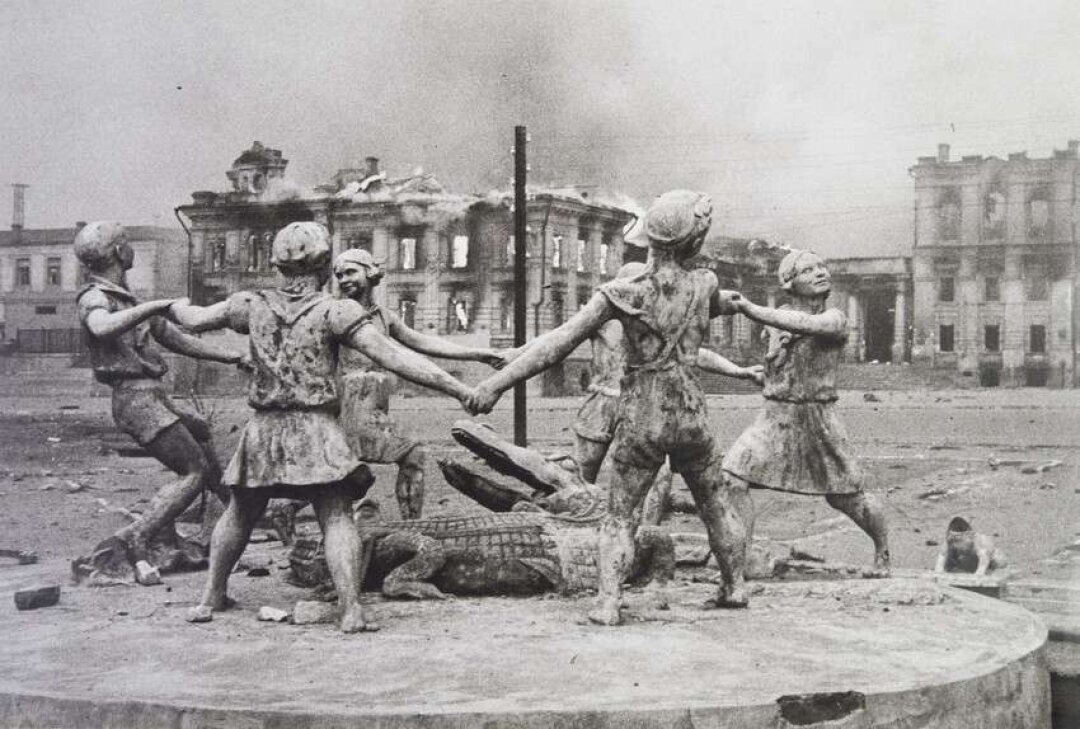 Эммануил Евзерихин "После массировнного налета гитлеровской авиации", 1942 год