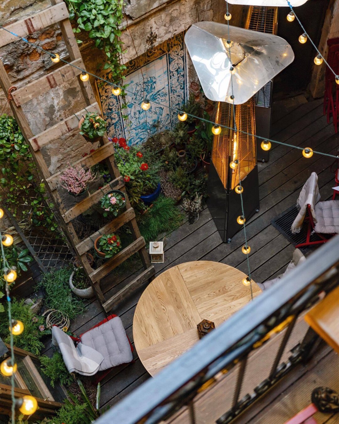 Tawny Bar Тайный португальский дворик с плиткой азулежу, балконом и кустистой зеленью в крошечном флигеле на Фонтанке. наб. реки Фонтанки, 20