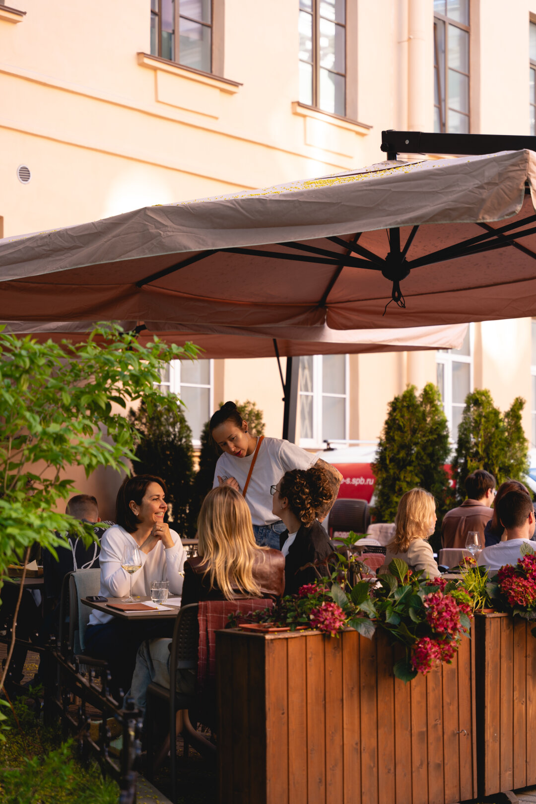 Duo Gastrobar Летняя терраса гастробара с видом на Анненкирхе не менее легендарна, чем маракуйя с горгонзолой. ул.Кирочная, 8А