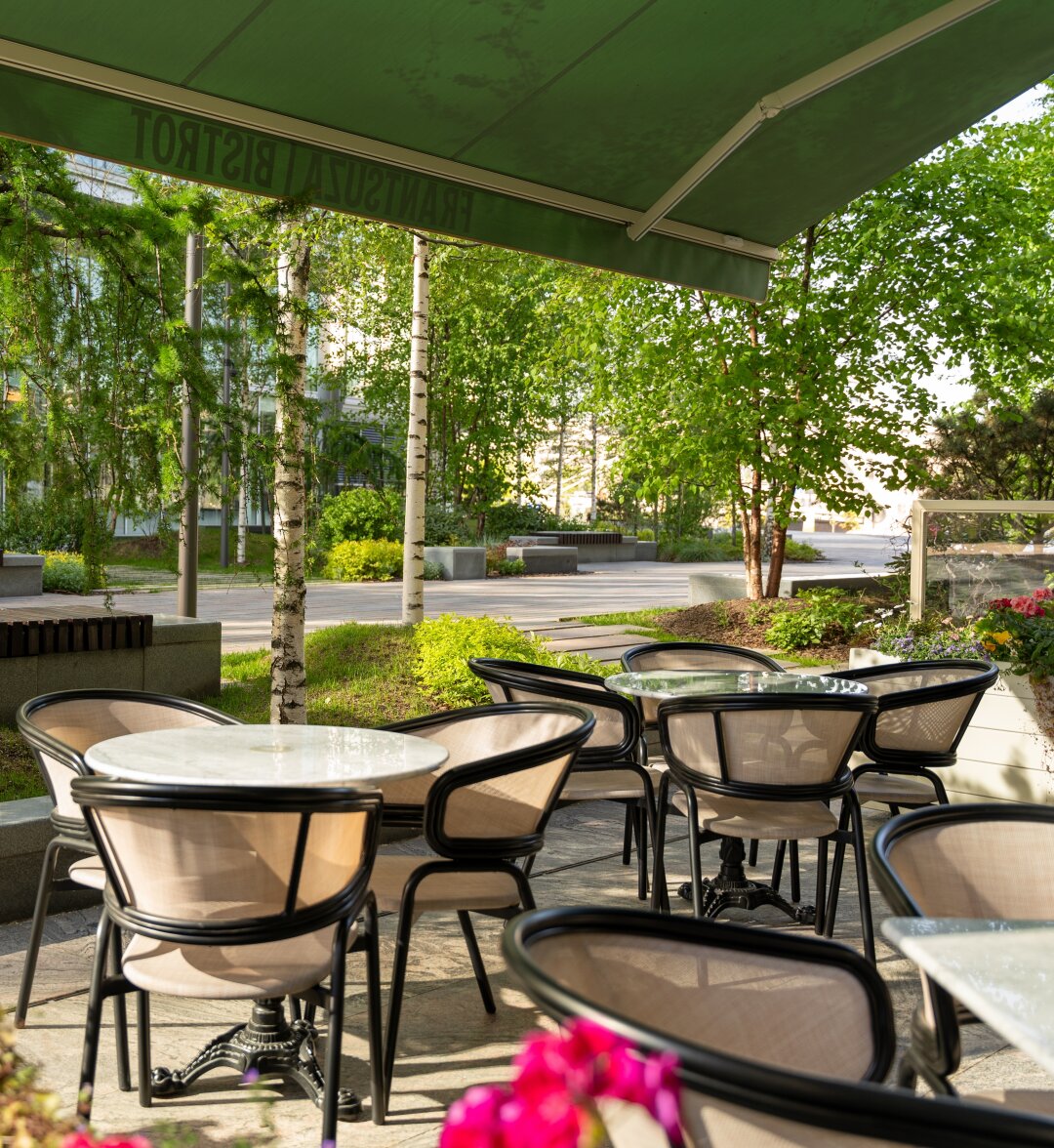 Frantsuza Bistrot People watching на свежем воздухе в лучших традициях парижских бистро — в версии «а-ля рус»: в сени берез с видом на Лазаревский