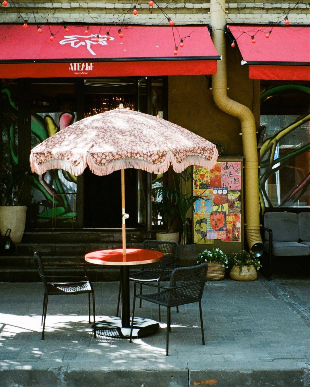 «Ателье tapas&bar» Чуррос, пинчос и хамон в паре с шестью видами джин тоника на барселонской улочке в границах одной террасы. ул. Лахтинская, 8