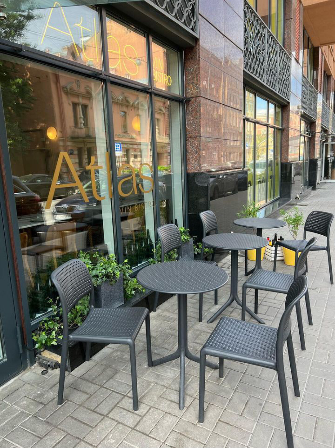 Atlas Vin Bistro Терраса, где ваш бокал вина не потревожит шум близлежащей Площади Восстания. ул. 2-я Советская, 4Б