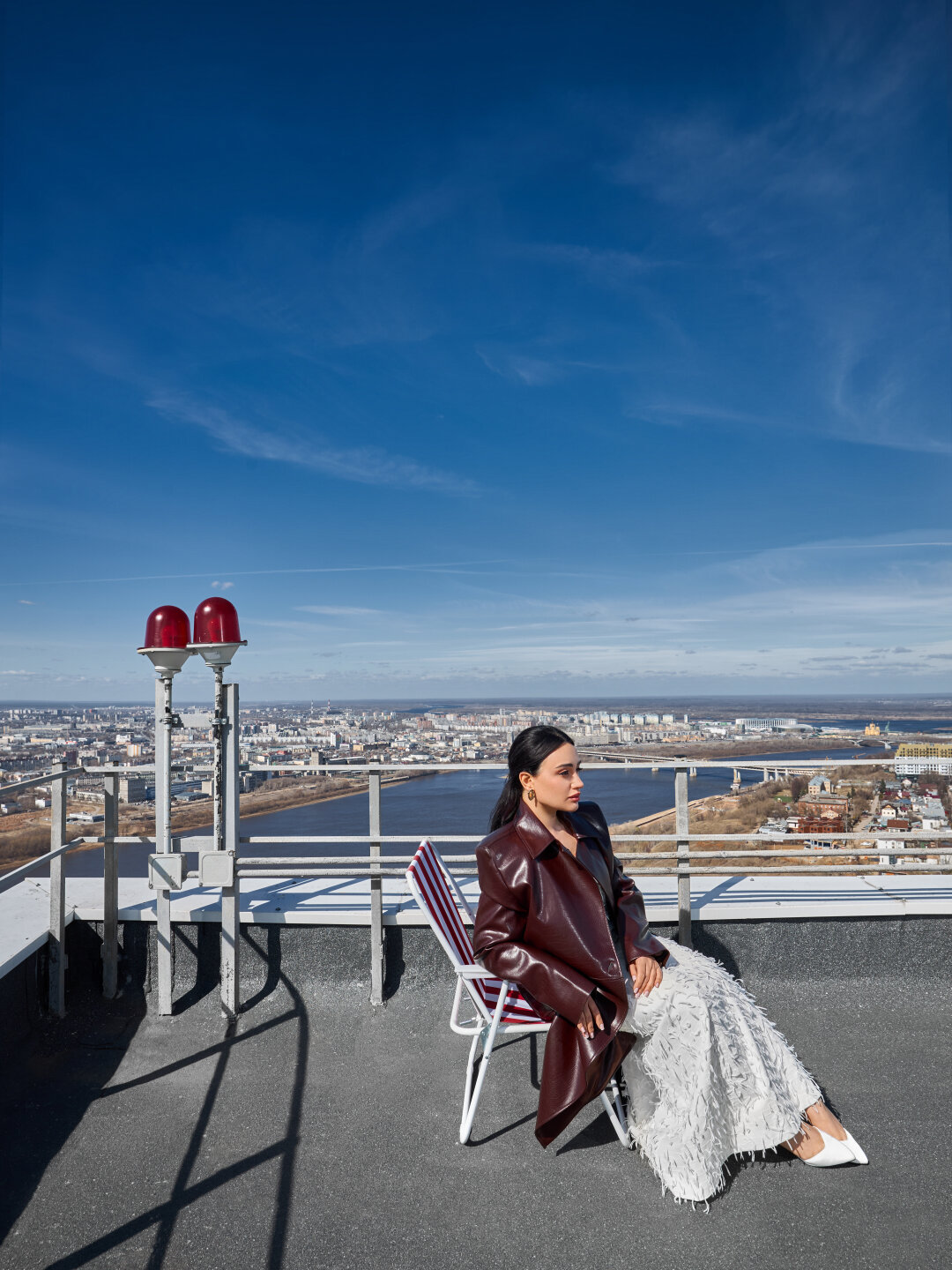 Тренч Sorelle, платье The Clou (RUSSKIYE)