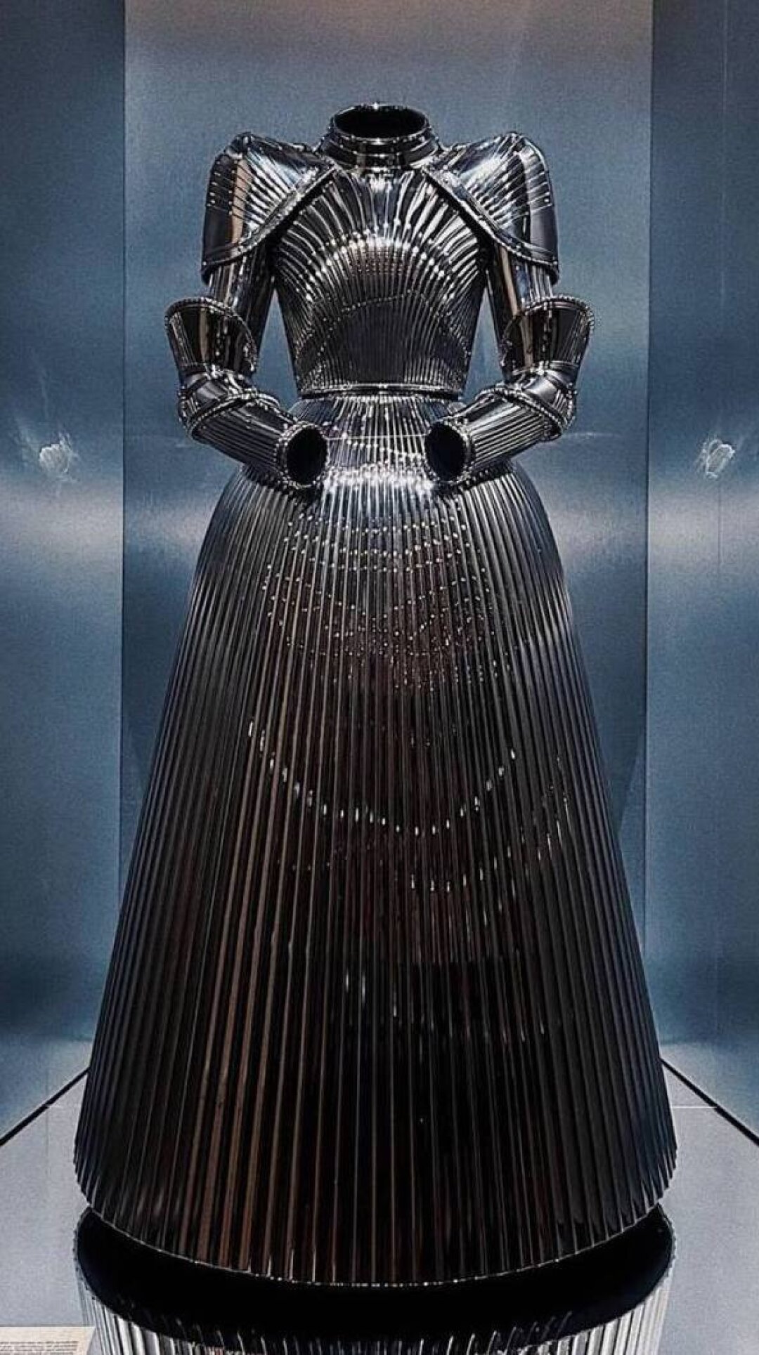 Сверкающие платье-доспех Balenciaga на выставке Louvre Couture