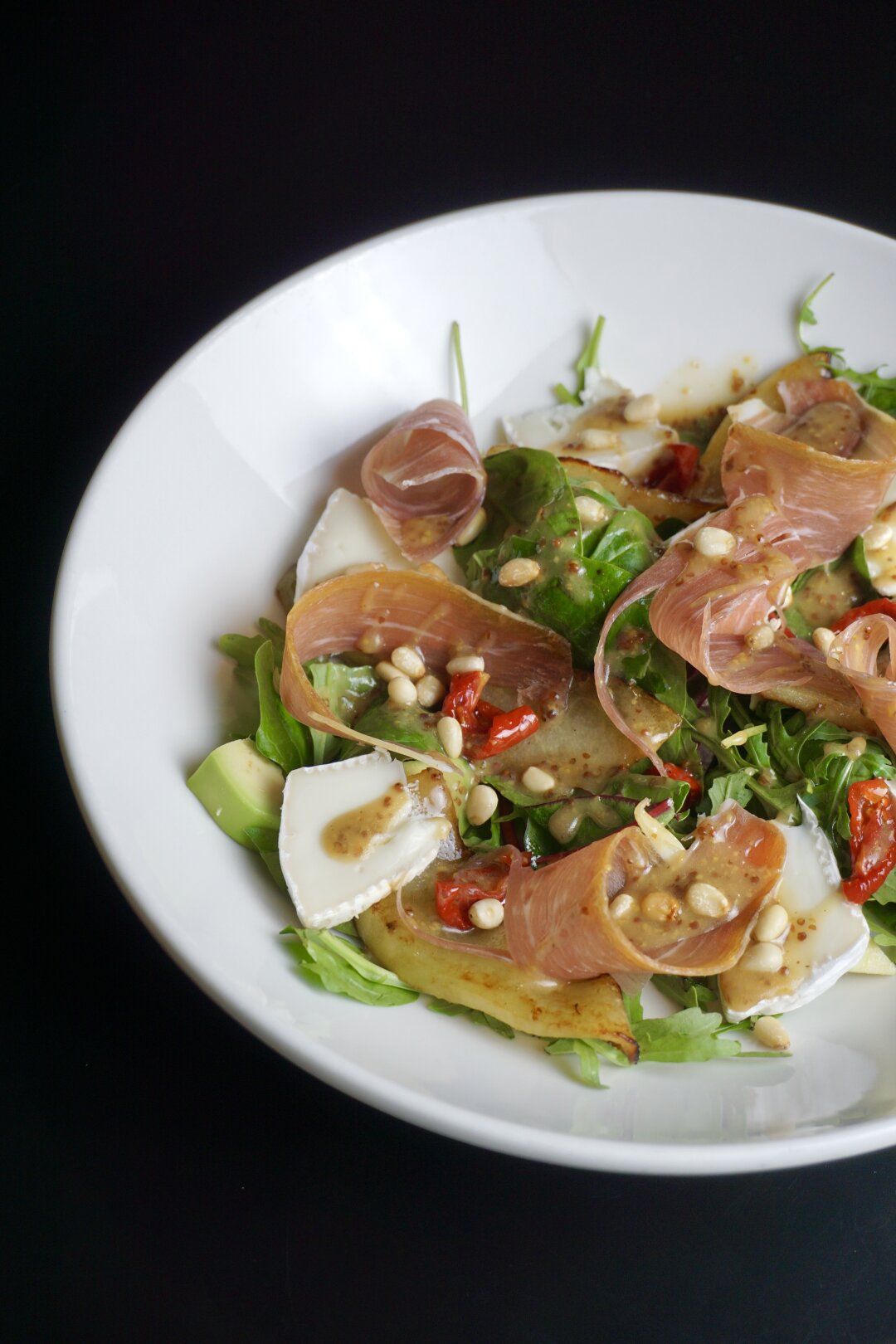 Салат с камамбером, прошутто и карамелизованной грушей