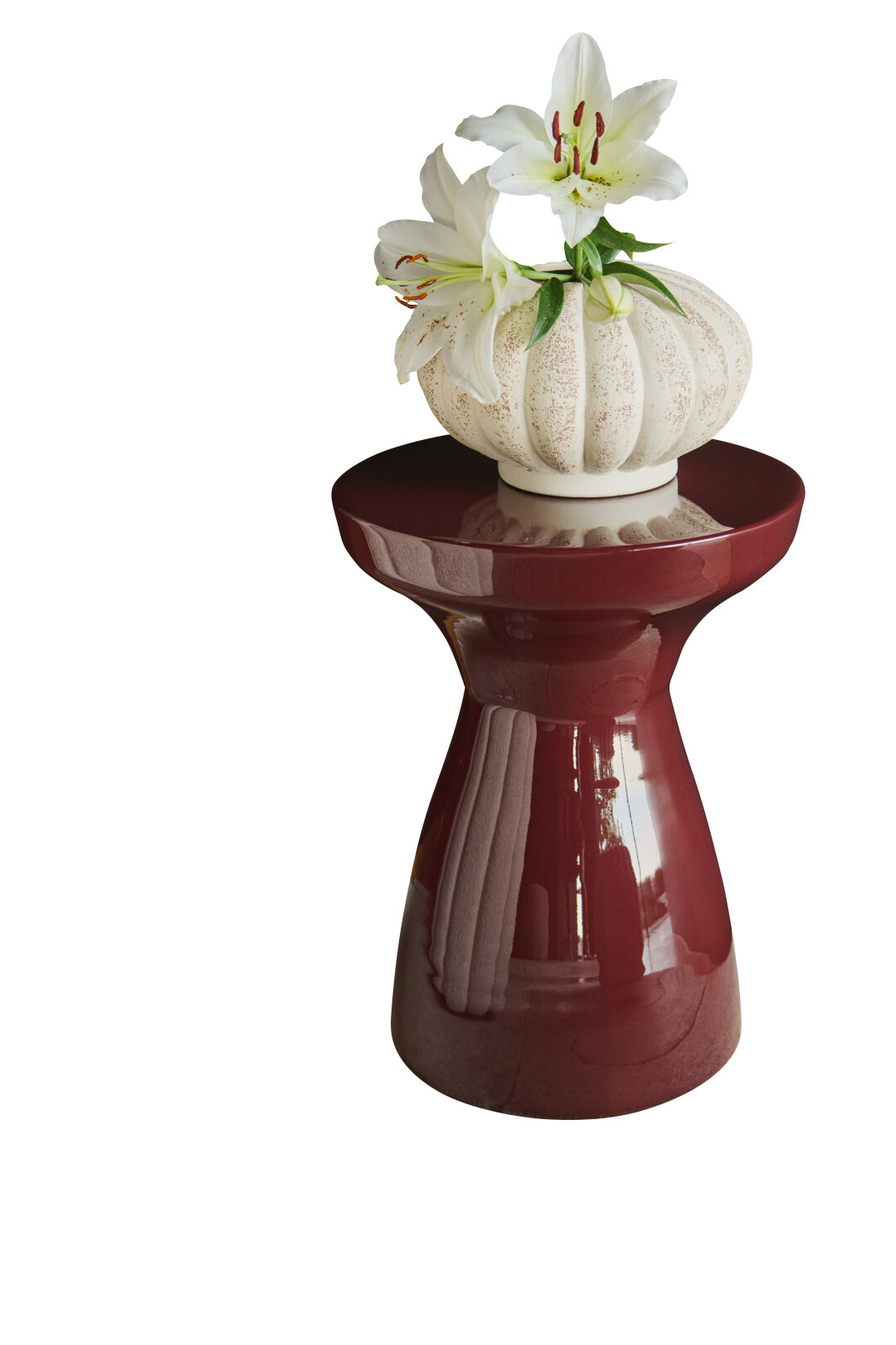 Столик вишневого цвета рифмуем с вазой из коллекции Sweet Art (арт-ин-хаус: поставить в нее ветку магнолии и ждать флор-феерию!)