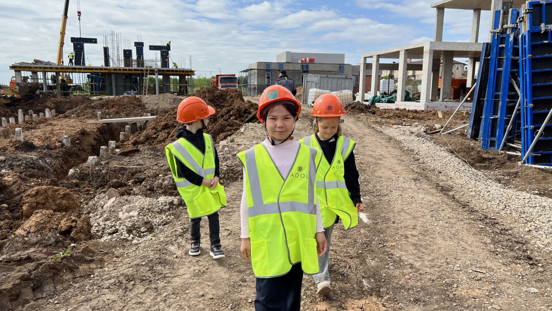 Дети строят дом в летнем лагере Aool