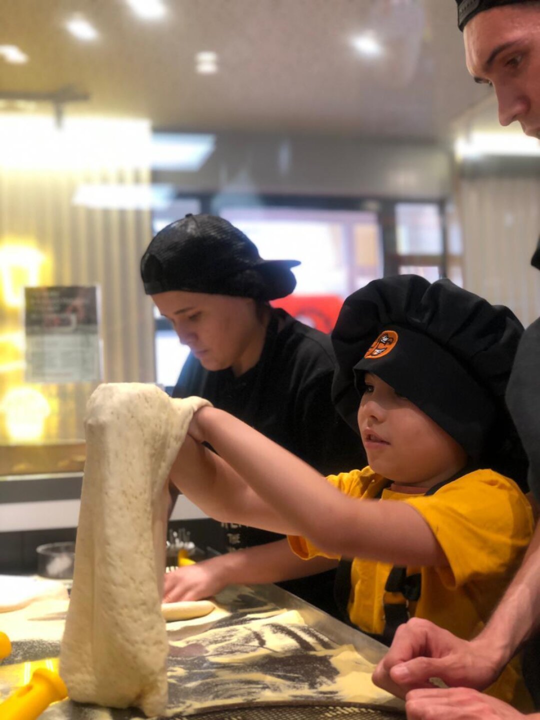 Дети на мастер-классе в летнем лагере Kiberone