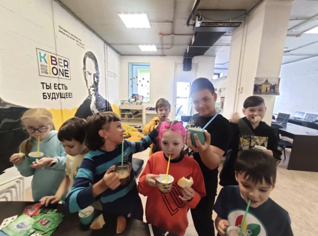 Дети на мастер-классе в летнем лагере Kiberone