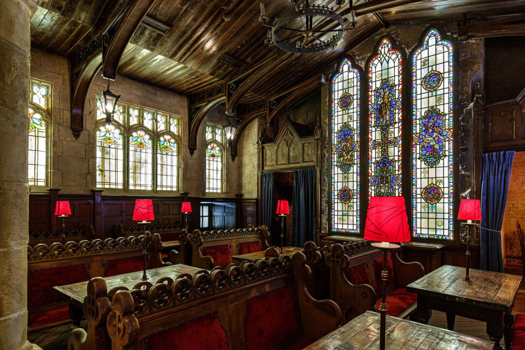 В «Тайной комнате», которая расположена под пабом The Black Swan, есть орган и витражи XVIII века из лондонской церкви