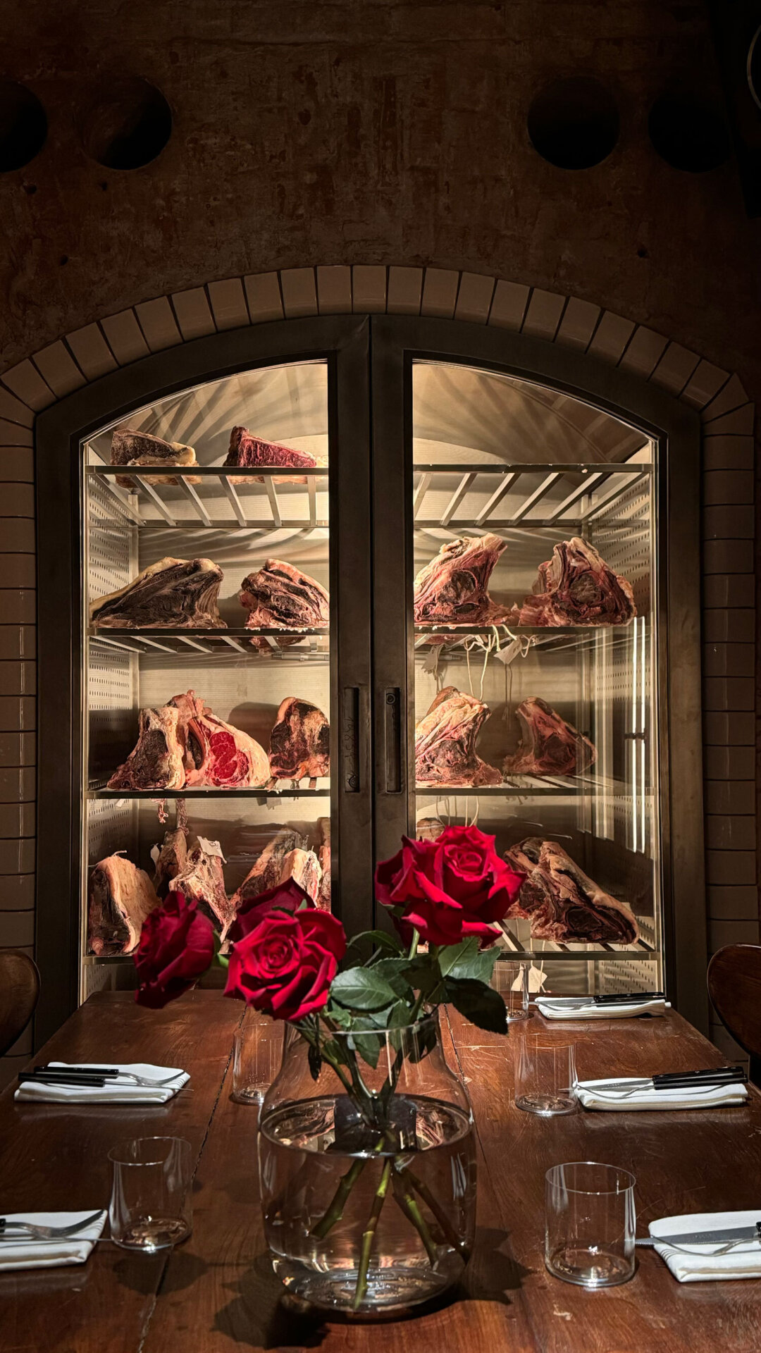 Мясо для Carniceria Vino разделывают на собственном мясном производстве, a в ресторане в камере сухого вызревания уже доходят до нужной кондиции