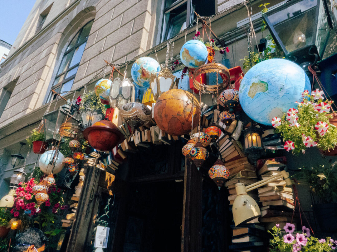 Бобков предпочитает не критиковать коллег, но считает, что фасады многих столичных заведений оформлены скучновато. И показывает, как это сделать