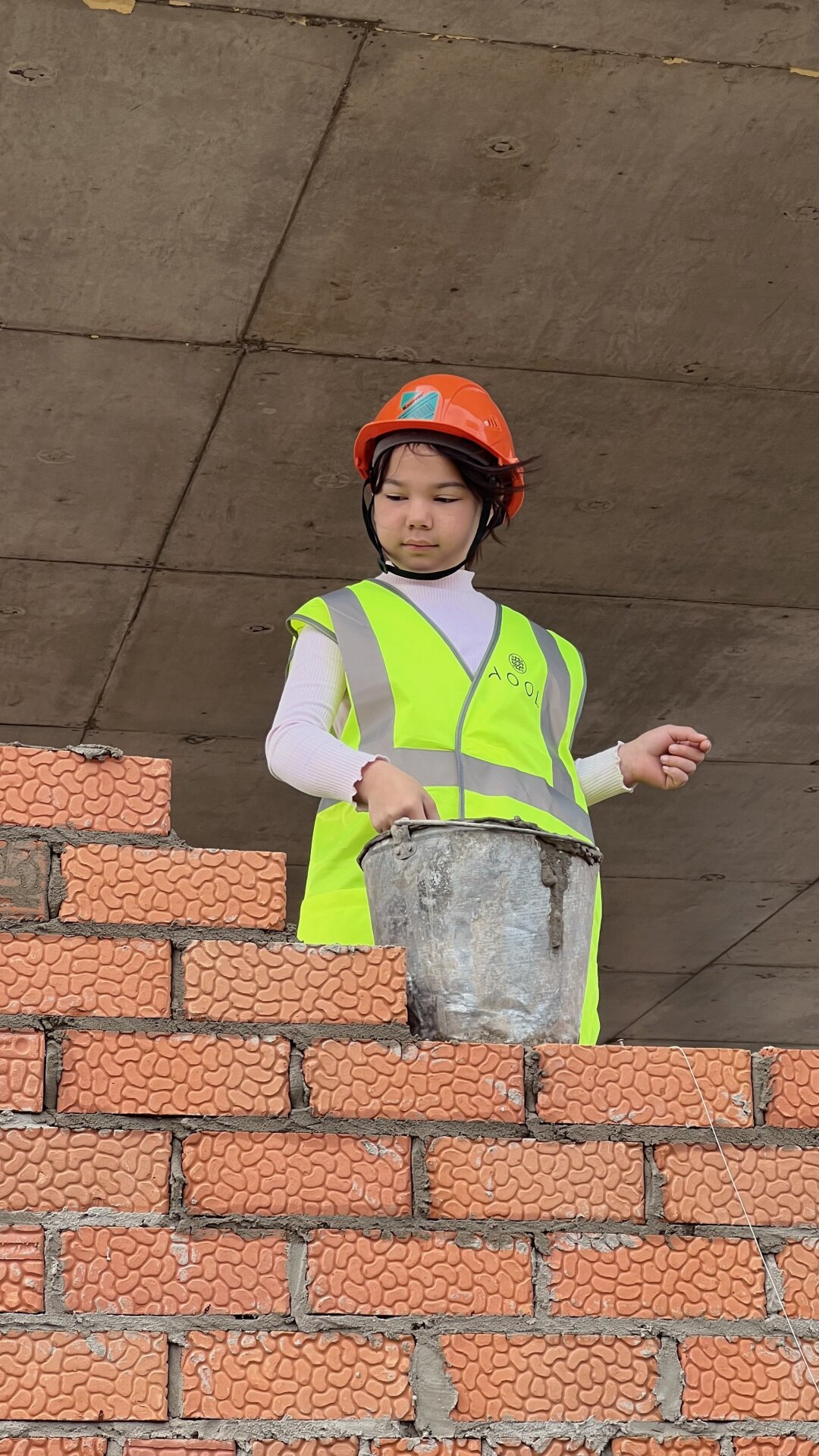 Дети строят дом в летнем лагере Aool