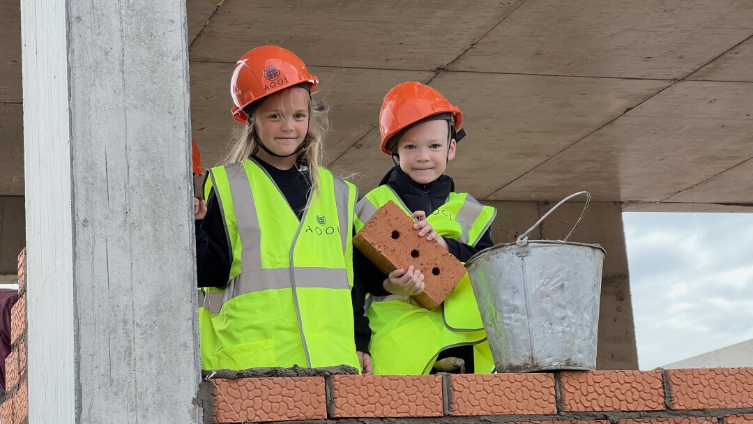 Дети строят дом в летнем лагере Aool