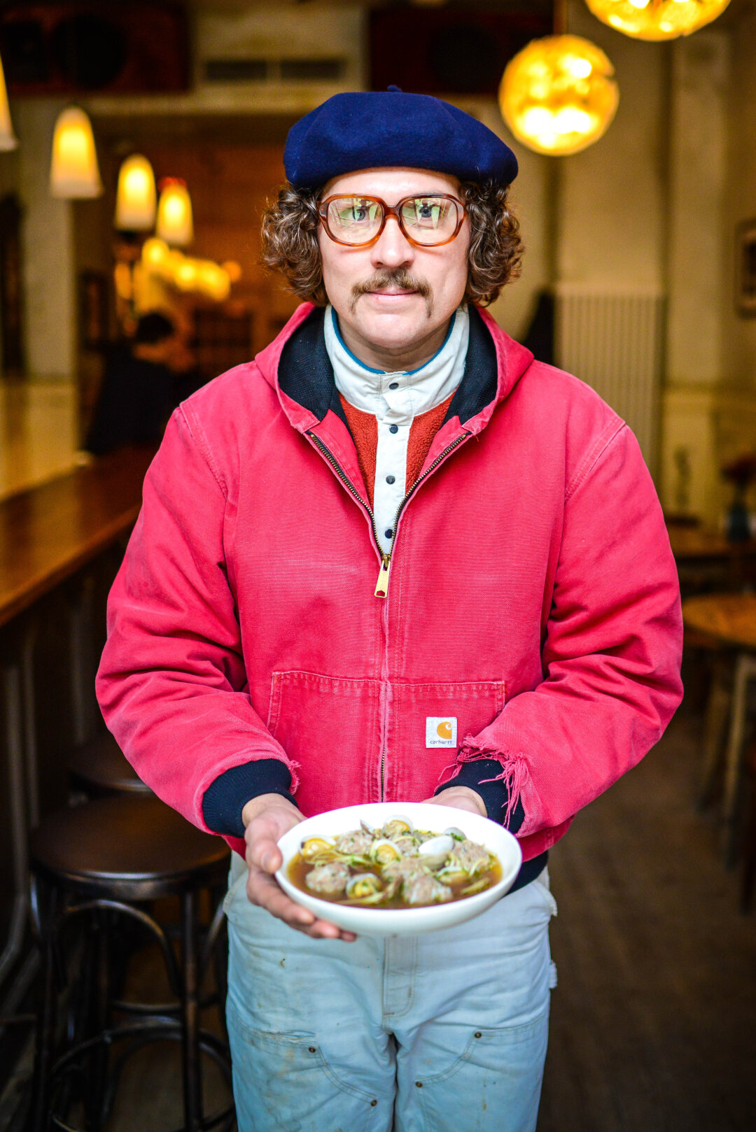 Денис уверяет, что умеет готовить только несколько блюд, но зато за них можно отдать душу.