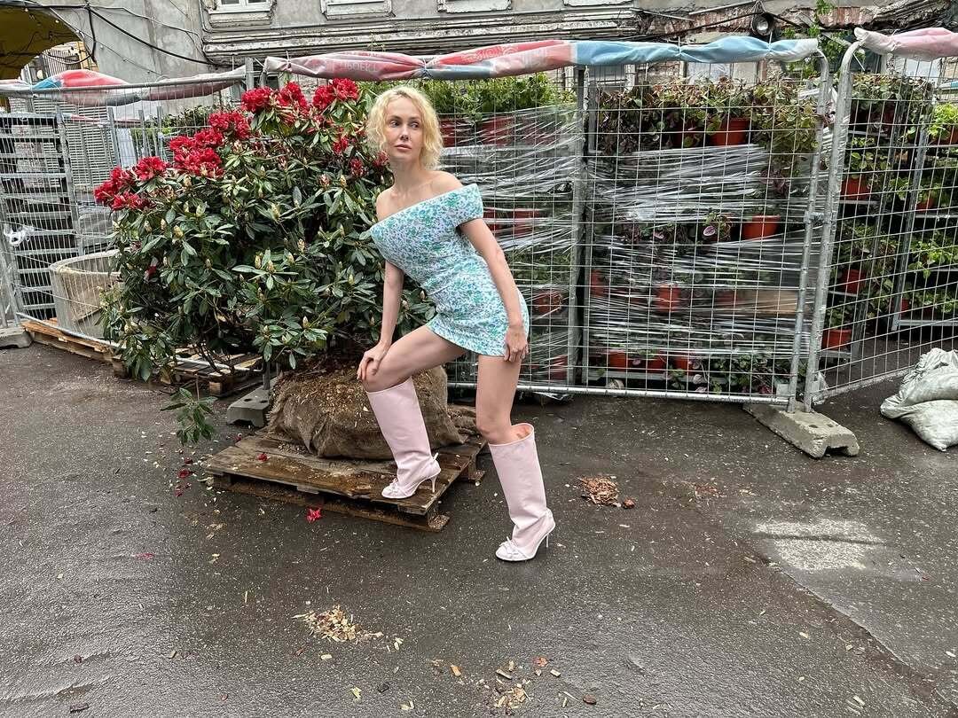 Худрук KM20 Ольга Карпуть наглядно показывает, как носить платья Duran Lantink — вместе с сапогами-гибридами