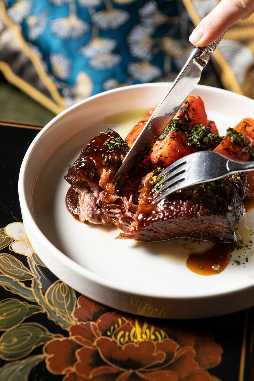 В барах, где на кухне хозяйничает Ермаков, всегда полноценное меню. Например, говяжье ребро с томатами-гриль и соусом чимичури в Fitz Gin bar