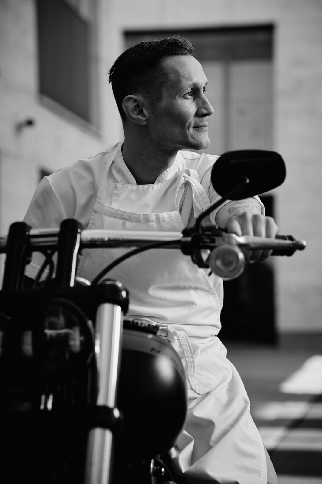 Мотоцикл для Александра не роскошь и даже не хобби, а средство передвижения. Задач у него много, а времени в обрез, перемещаться по городу между