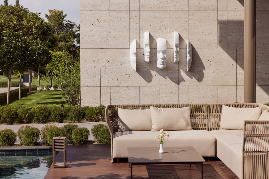 Хедлайнер совриск-коллекции Bayou Villas Antalya — настенная скульптура Anima Series турецкого художника Али Шентюрка (оммаж юнговской аниме!)