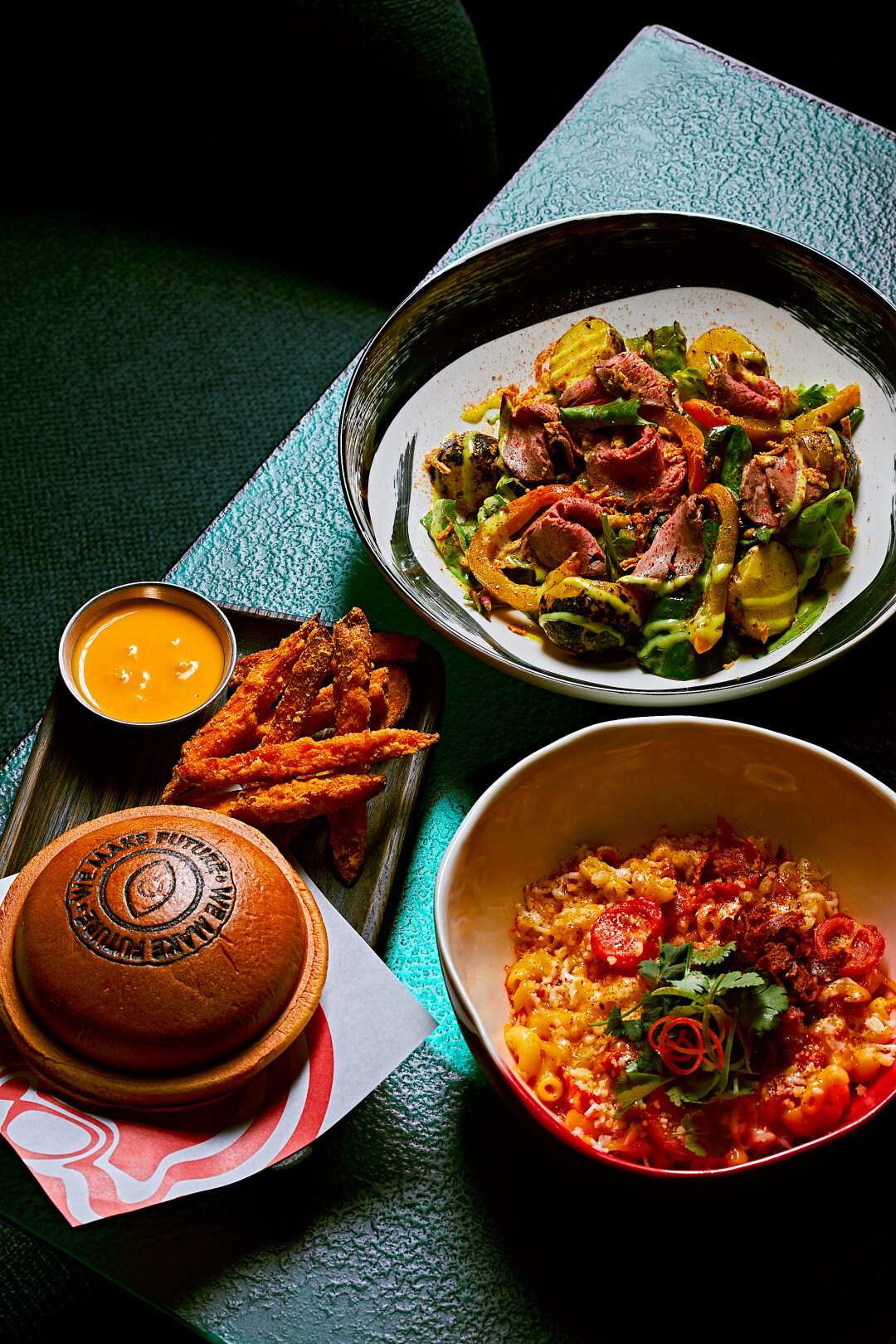 Бургер, мак энд чиз, салат с ростбифом