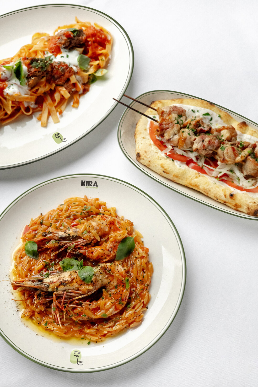 Греческая паста с пряной говядиной, сувлаки из курицы, критораки с креветками