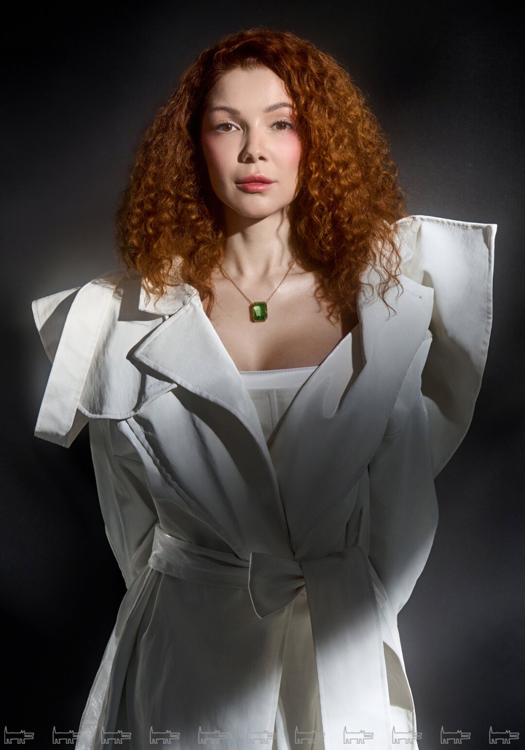 на Дарье Якушевич: подвеска SWAROVSKI (AllTime), плащ STEPAN BEREZHNOY, платье и корсет SAMARIN