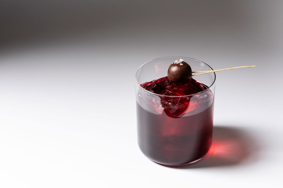 У Алексея в Lea тесный контакт с шеф-барменом Василием Жегловым, который готовит смелые авторские напитки, необычные, но идеально сбалансированные и