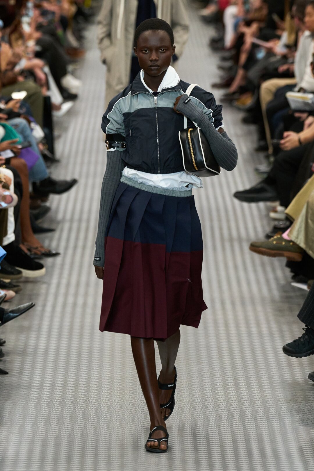 На шоу Miu Miu SS'25 стилист Лотта Волкова замиксовала кроп-олимпийки (тоже гуд!) с митенками, плиссированными миди и сандалиями-гибридами (тоже тренд