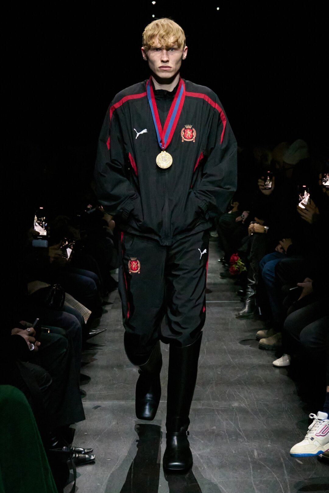 Олимпийка — хорошо, а вместе с жокейскими сапогами и медалькой у Balenciaga FW'25 — лучше!