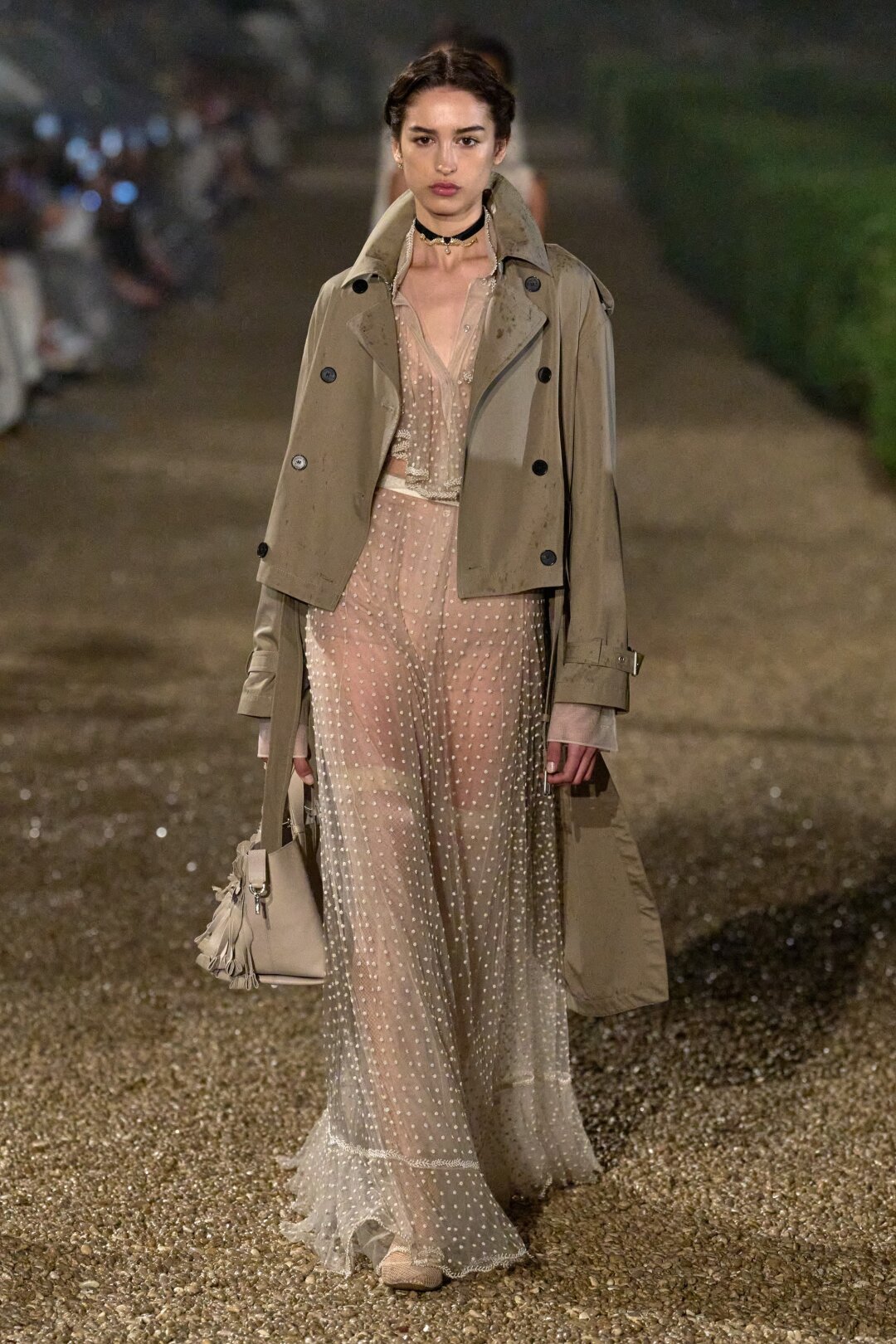 Носим черный кожаный плащ на голое тело, а бежевый тренч Dior — на полупрозрачное polka dot платье