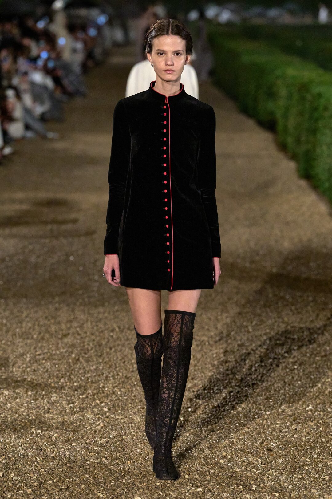 Все внимание на кружевные ботфорты (и алые пуговки-ягодки)