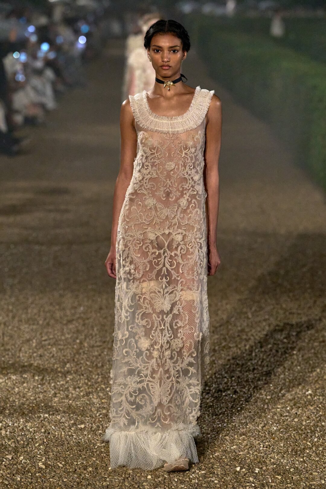 Не кружевная штора, а платье Dior