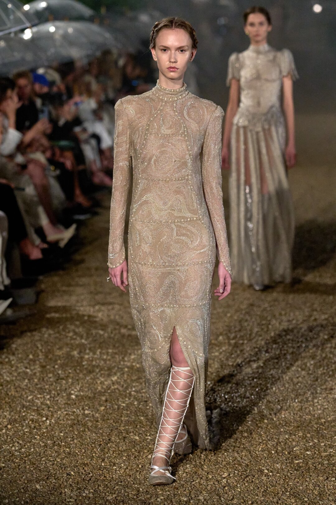 Обувные гибриды — супертренд, тем более балетки, помноженные на легионерские сандалии!