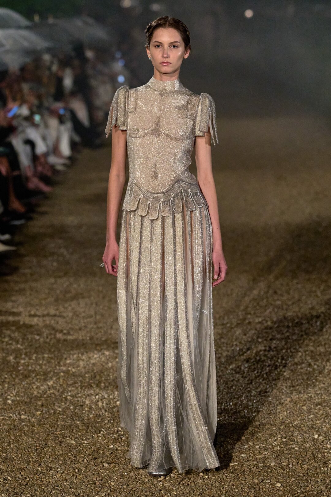 Платье-панцирь с птеругами из пайеток в технике trompe l'oeil заказывали? Античность — кутюрный краш Марии Грации Кьюри (посвятила эпохе коллекцию