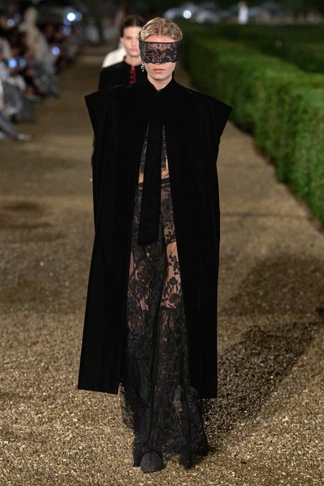 Мария Грация Кьюри обожает не только кружевные повязки на глаза, но и черный бархат — тема была подробнее раскрыта на тюдоровском шоу Dior Resort 2025