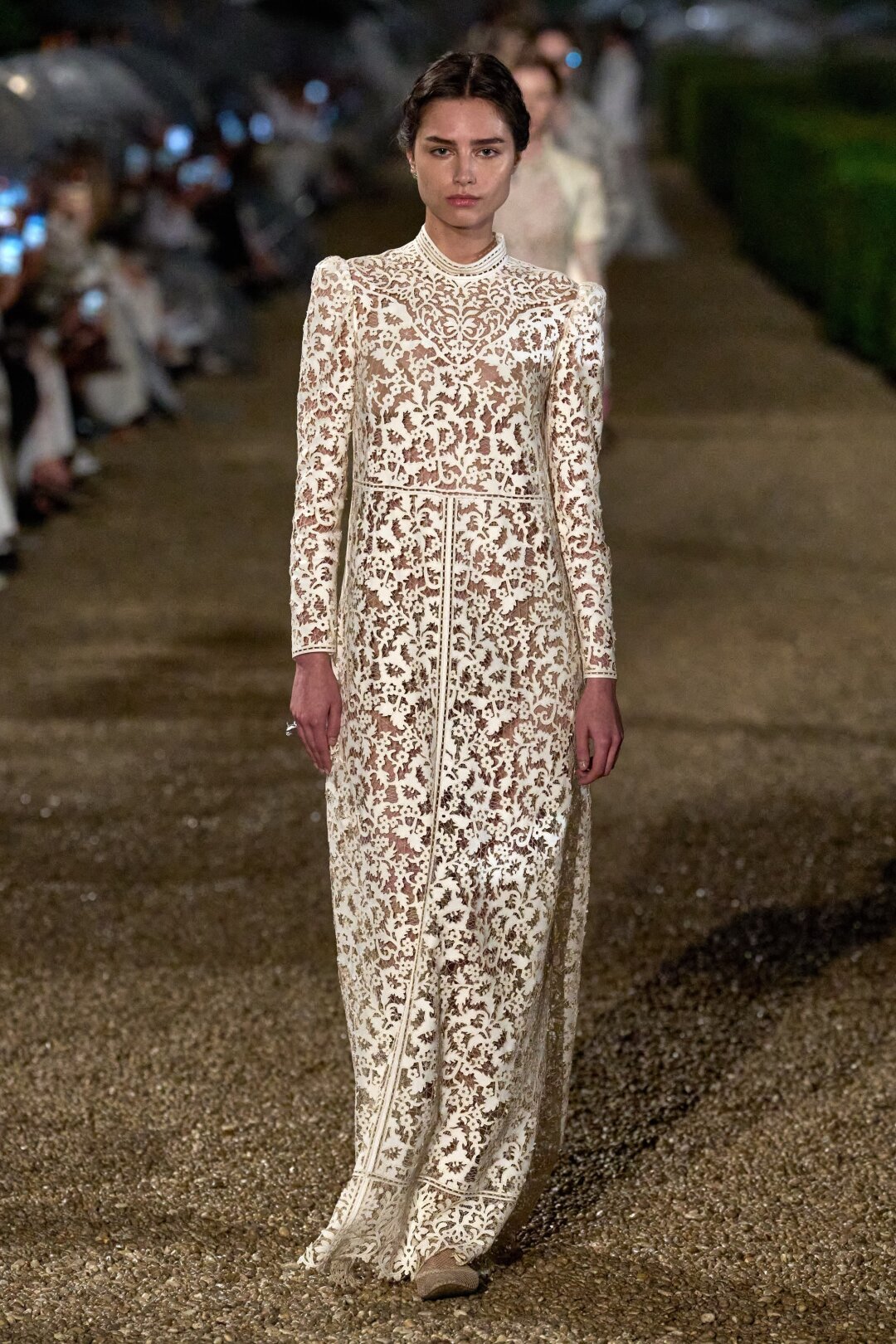 Ана Россолович в расписном платье-пасторали (оммаж увлечению Марии Грации Кьюри Ткачеством!)