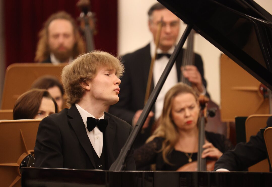 Пианист Иван Бессонов