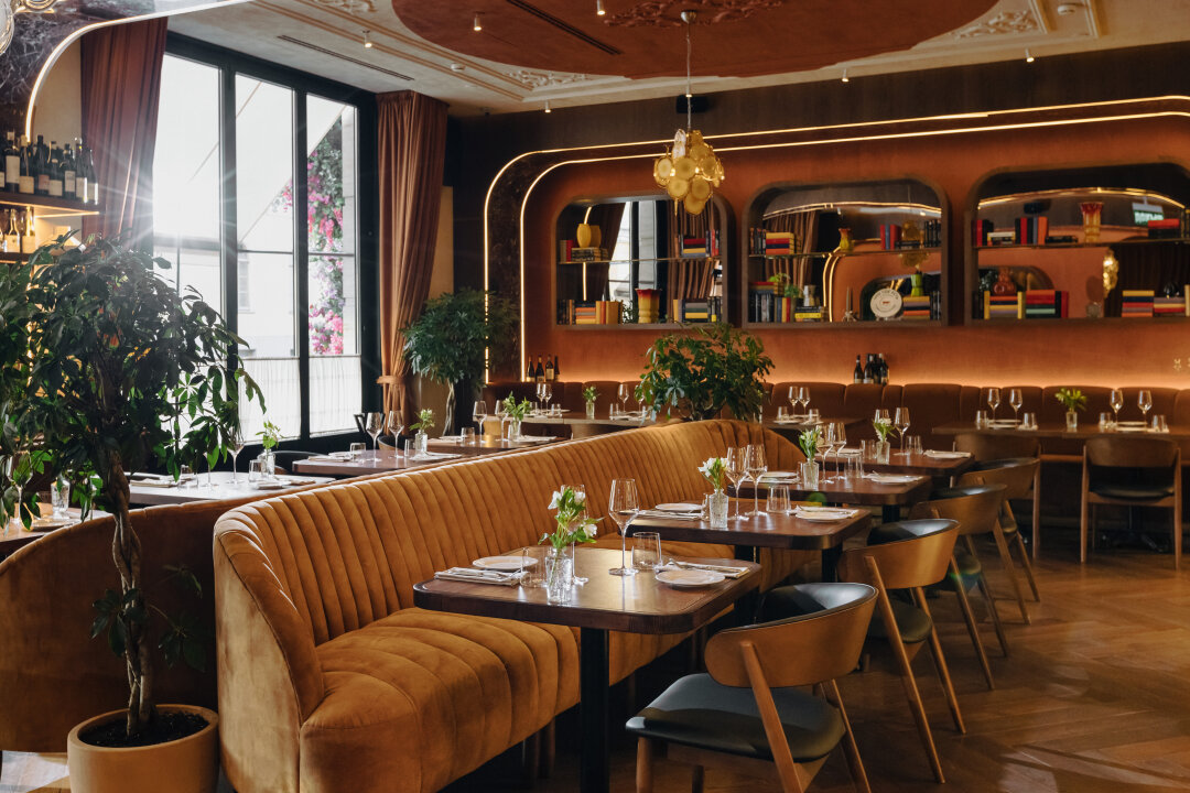 Постмодернистские и футуристичные люстры, витражные стекла и семейные фото вписались в мягкое ретро интерьера Fresa от Фабио Бронда