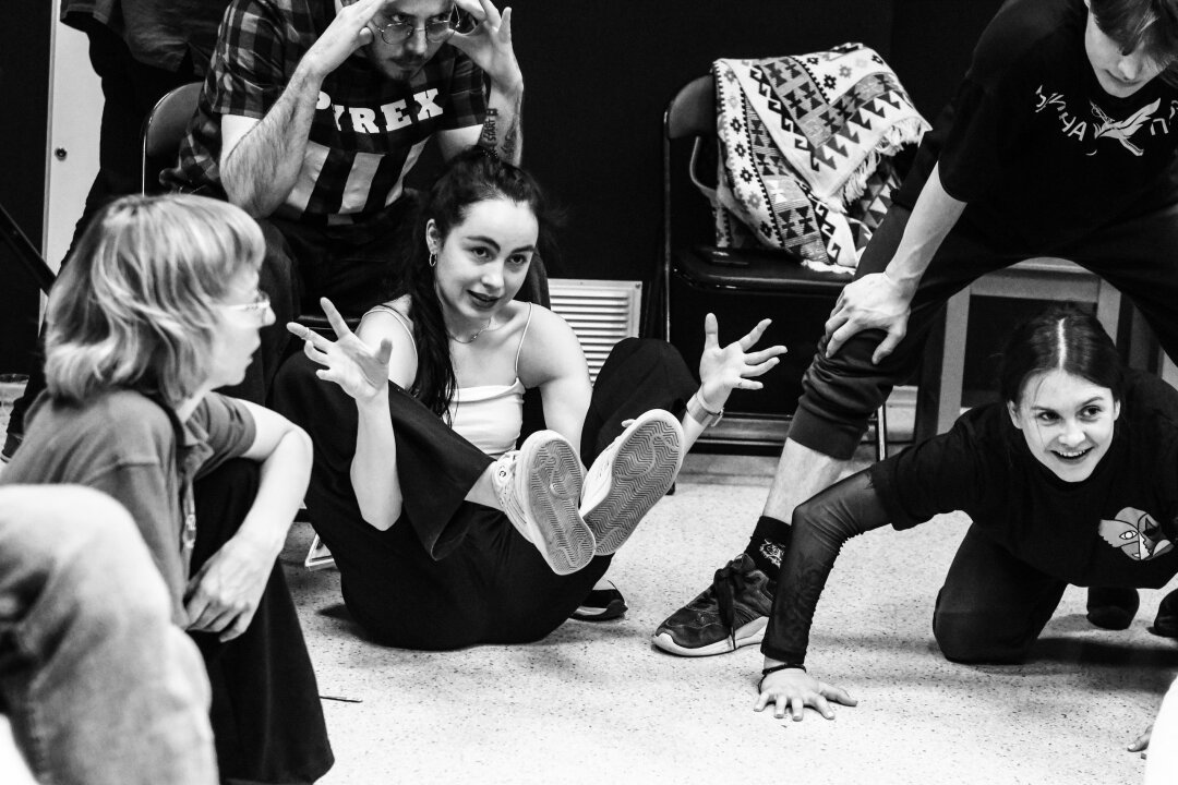 Репетиция спектакля «С неба упали три яблока»